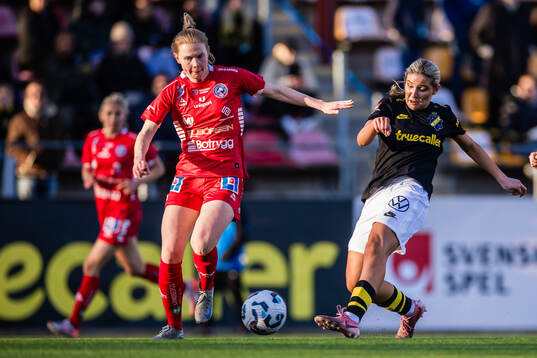 Linköpings Malin Johnsen Brenn och AIKs Nellie Eriksen