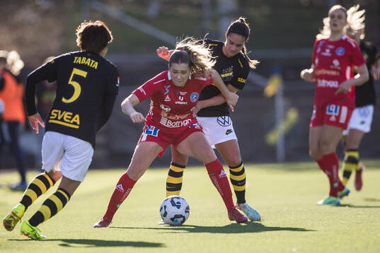 Linköpings Irene Dirdal  och AIKs Daniella Famili