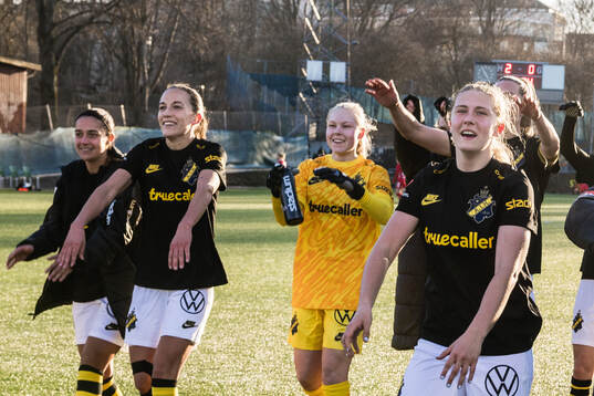 AIKs Anna Oskarsson, målvakt Ella Agnekil och Aleksandra