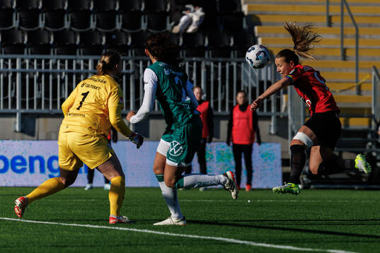 Alingsås målvakt Alexandra Blom och Brommapojkarnas Emma