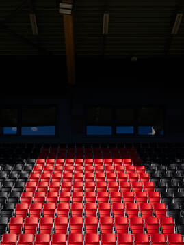 Vy på sittplatser i Grimsta IP innan fotbollsmatchen i