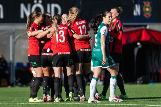 Brommapojkarnas Ida Bengtsson jublar med lagkamrater