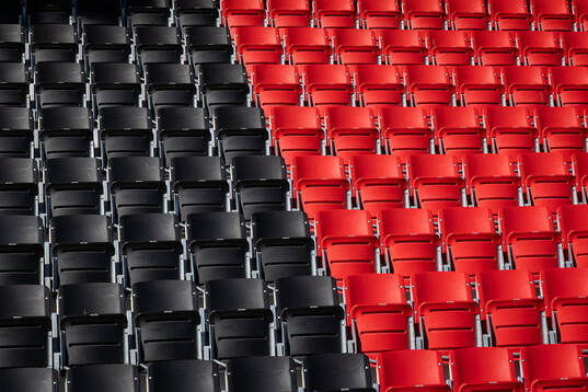 Vy på sittplatser i Grimsta IP innan fotbollsmatchen i