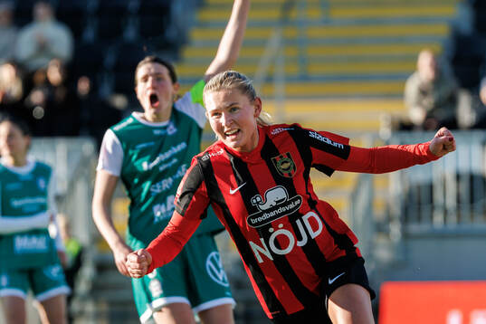 Brommapojkarnas Ellen Toivio jublar