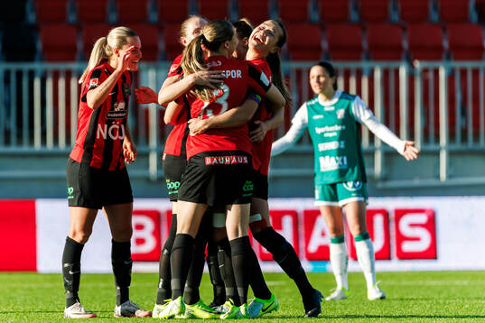 Brommapojkarnas Emma Engström jublar med lagkamraterna