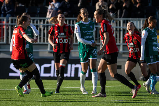 Brommapojkarnas Tuva Ölvestad jublar med lagkamrater
