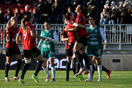 Brommapojkarnas Tuva Ölvestad jublar med lagkamrater