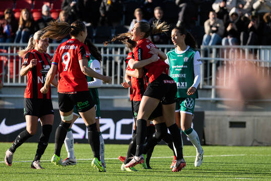 Brommapojkarnas Tuva Ölvestad jublar med lagkamrater