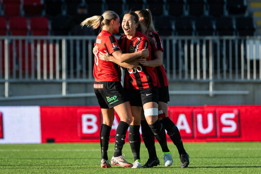 Brommapojkarnas Emma Engström jublar med lagkamrater