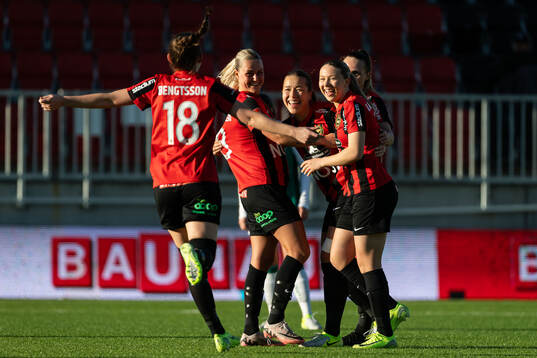 Brommapojkarnas Emma Engström jublar med lagkamrater