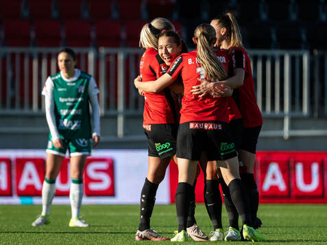 Brommapojkarnas Emma Engström jublar med lagkamrater