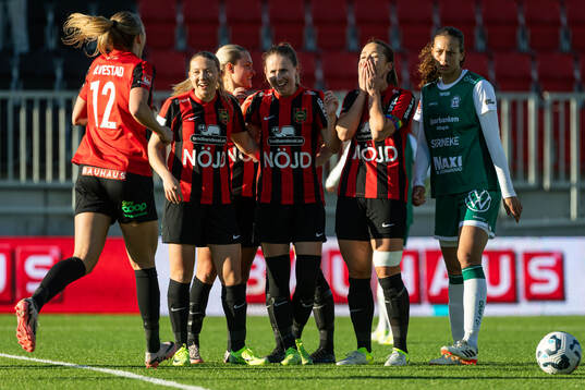 Brommapojkarnas Emma Engström jublar med lagkamrater