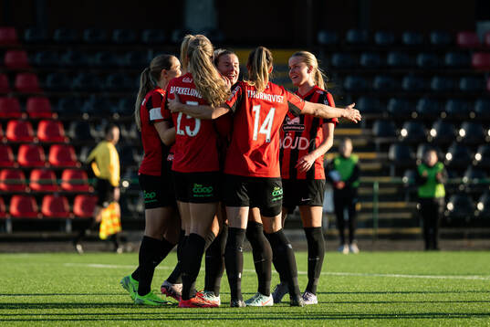 Brommapojkarnas Tuva Ölvestad jublar med lagkamrater