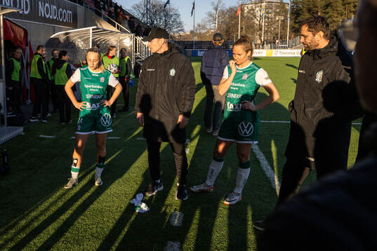 Alingsås tränare Peo Häggström parter med laget