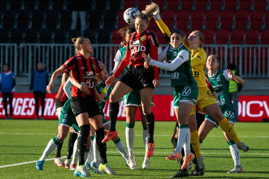 Brommapojkarnas Tuva Ölvestad och Alingsås målvakt