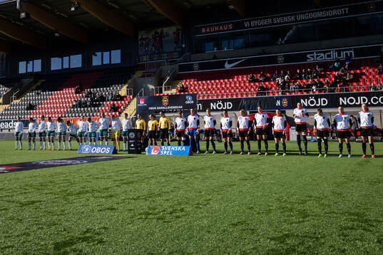 Brommapojkarnas och Alingsås spelare i en lineup innan