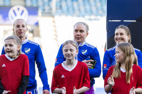 IFK Norrköpings Samantha Cary, målvakt Sofia Hjern och