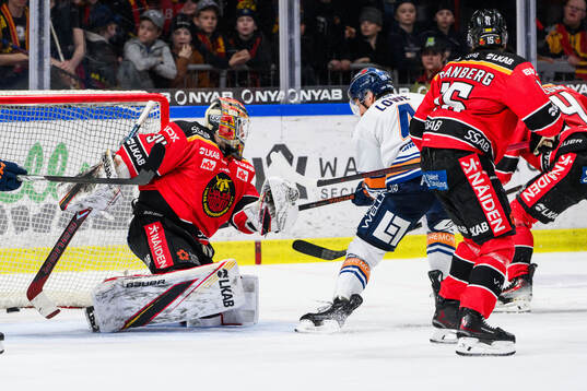 Luleås målvakt Joel Lassinantti och Växjös Keegan Lowe