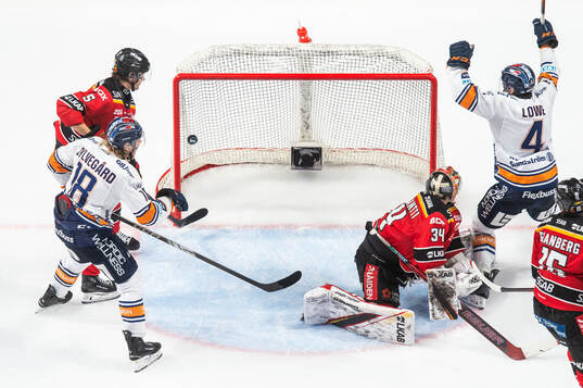 Växjös Keegan Lowe gör 2-2 på Luleås målvakt Joel