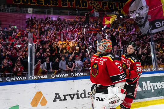 Luleås målvakt Joel Lassinantti och Jesper Sellgren jublar