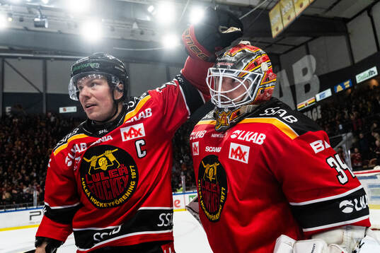 Luleås Erik Gustafsson och målvakt Joel Lassinantti jublar