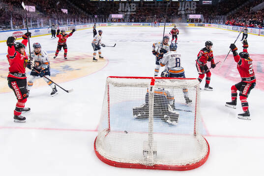 Luleås Brian O'neil jublar med lagkamrater