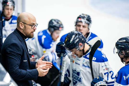 Karlskogas tränare Dennis Hall