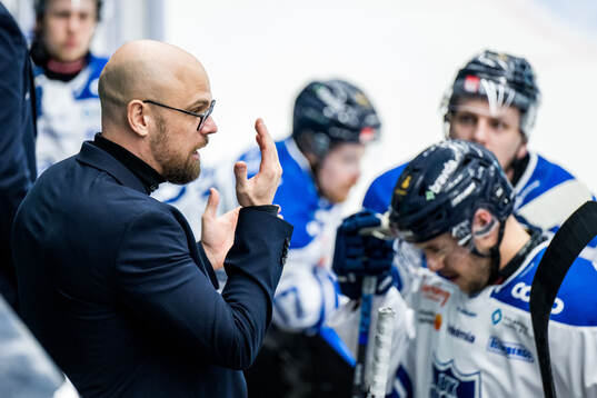 Karlskogas tränare Dennis Hall