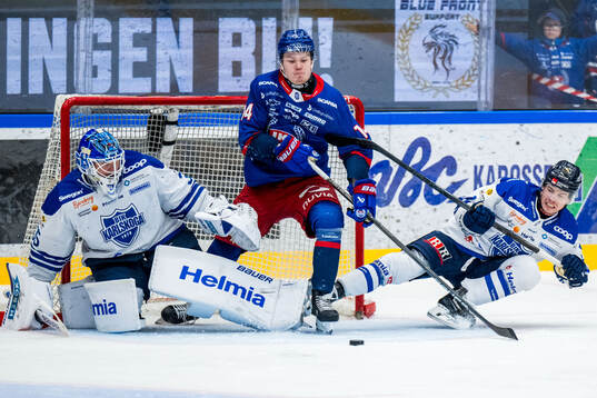 Karlskogas målvakt Lars Volden och Oskarshamns Lukas