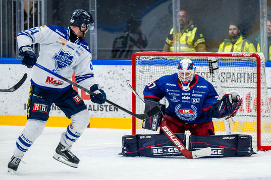 Karlskogas Jonatan Harju och Oskarshamns målvakt Evan