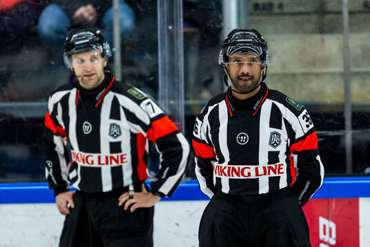 Domare Niklas Johansson och Domare Fredrik Rönnberg