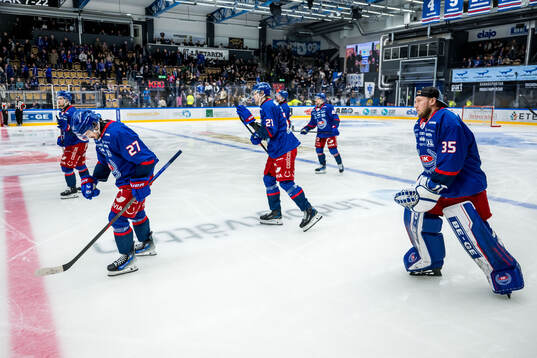 Oskarshamns Nolan Walker, Hampus Karlsson och målvakt Emil