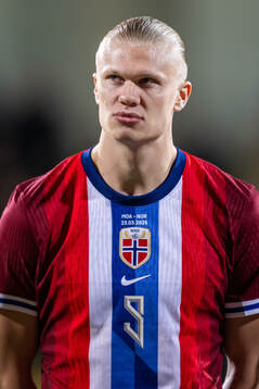 Erling Braut Haaland of Norway line up