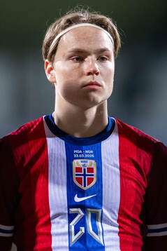 Andreas Schjelderup of Norway line up