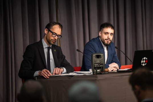 Sekreterare Tobias Tibell och mötesordförande Sammi Kaidi