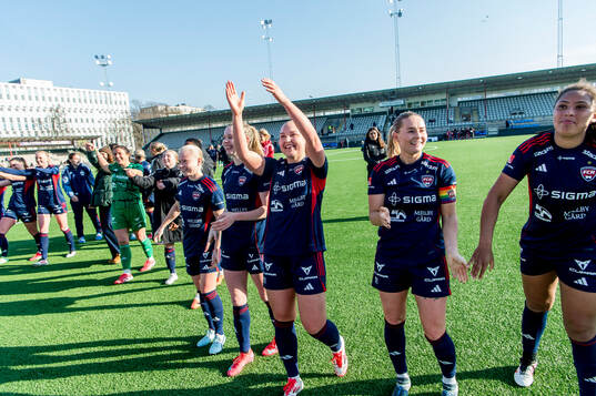 Rosengards Oona Sevenius jublar med lagkamraterna