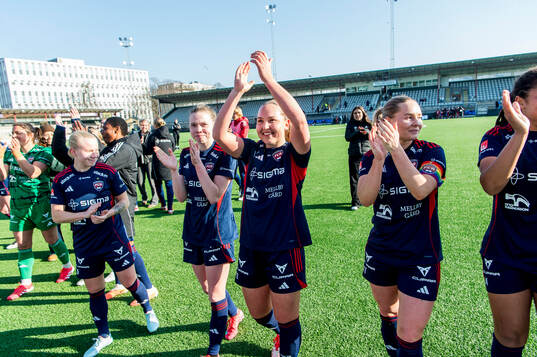 Rosengards Oona Sevenius jublar med lagkamraterna