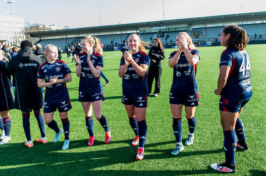 Rosengards Oona Sevenius jublar med lagkamraterna