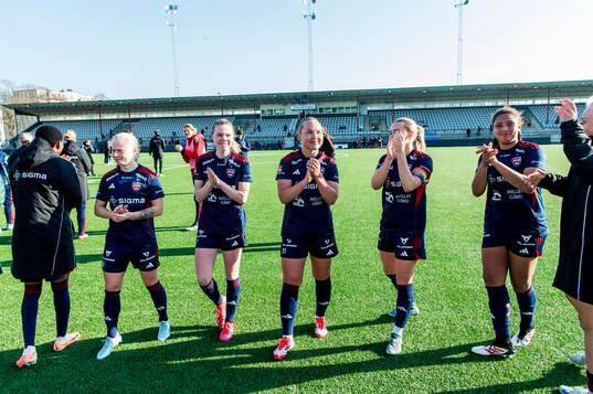 Rosengards Oona Sevenius jublar med lagkamraterna