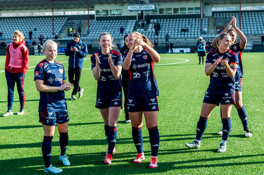 Rosengards Oona Sevenius jublar med lagkamraterna