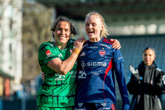 Rosengårds målvakt Eartha Cumings och Emma Pennsäter