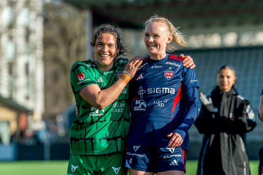 Rosengårds målvakt Eartha Cumings och Emma Pennsäter