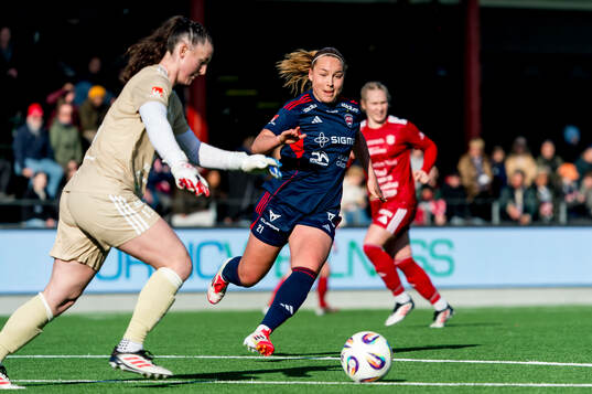 Rosengårds Oona Sevenius och Piteås målvakt Lauren