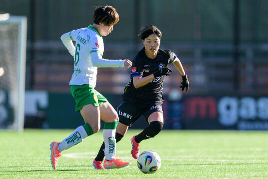 Hammarbys Asato Miyagawa och Växjö DFFs Suzu Amano