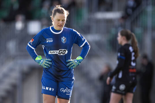 Växjö DFFs målvakt Maja Bay Østergaard deppar