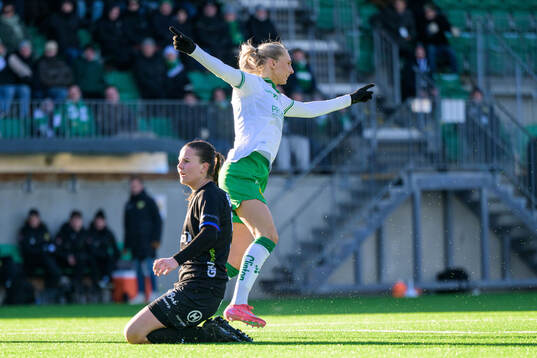 Hammarbys Ellen Wangerheim jublar och Växjö DFFs Josefin