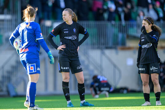 Växjö DFFs Elin Nilsson och Chloe Minas deppar