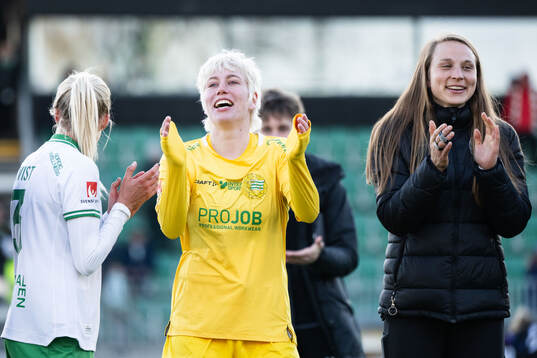 Hammarbys målvakt Moa Edrud och Anna Tamminen jublar