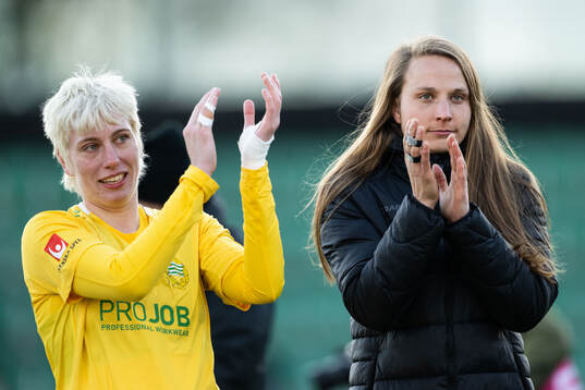 Hammarbys målvakt Moa Edrud och Anna Tamminen jublar