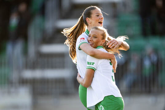 Hammarbys Smilla Holmberg jublar med Bella Andersson